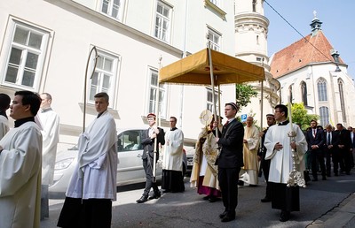 Zu Fronleichnam wird die Monstranz - wie hier in Graz - durch die Straßen getragen.