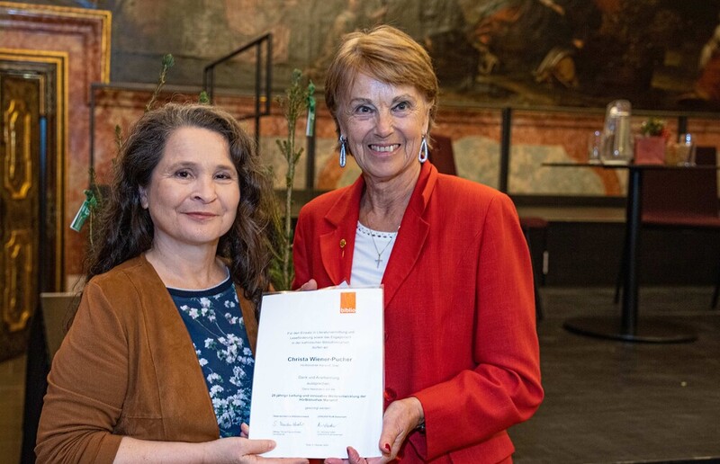 Christa Wiener Pucher wurde vom österreichischen Bibliothekswerk für 25 Jahre Leitung und Entwicklung der Hörbibliothek geehrt.