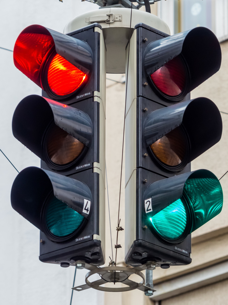 Eine Verkehrsampel mit rotem und gr?nem Licht an einer Kreuzung