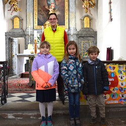 Susanne Linhardt mit Ministrantin und Erstkommunionkind Flora sowie mit den Erstkommunionkindern Nina und Max. Die durch Krankheit ausgefallene Kirchenführung wurde nachgeholt.