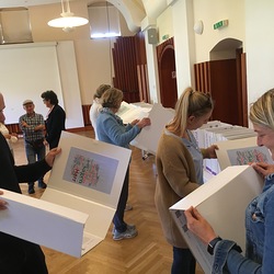 Schmökern im Bibelregal im Weizberg