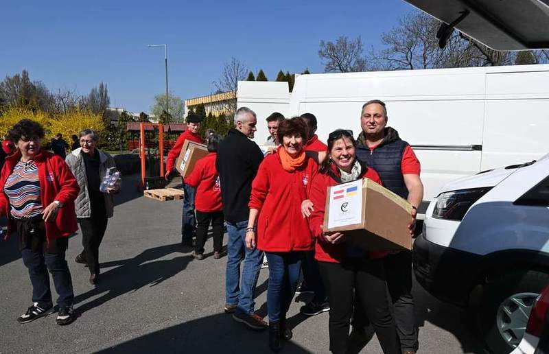 Die Caritas der katholischen Kirche Steiermark schickt einen Konvoi mit Hilfsgütern in die Ukraine. Ein Minivan bleibt für die Verteilung vor Ort im Land.