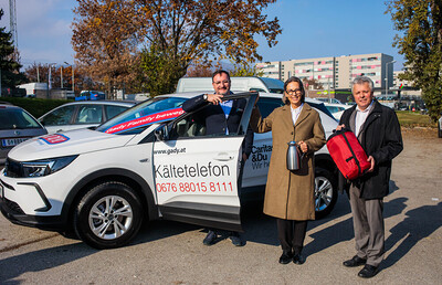 Der Kältebus, zur Verfügung gestellt von der Firma Gady, bringt Hilfe und Versorgung. Im Bild: Alexander Dengg und Ingrid Gady mit Erich Hohl, Caritas-Vizedirektor.