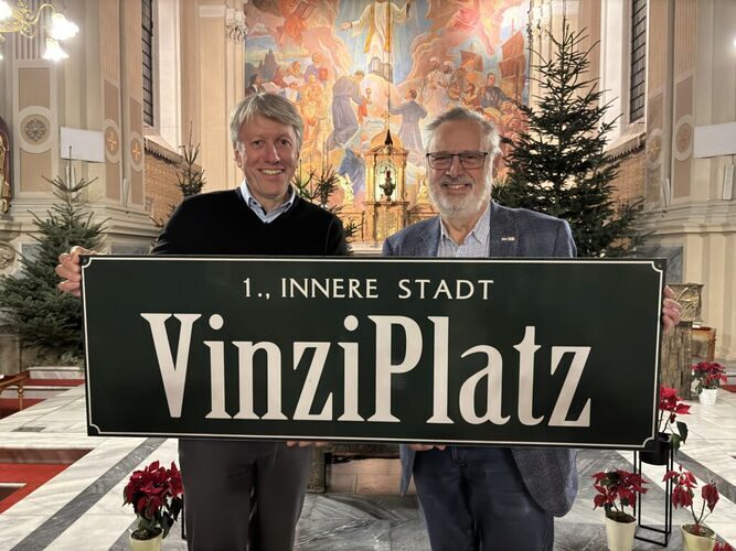 Peter Pratl (re) übergibt an Thomas Ferk als Obmann der VinziWerke.