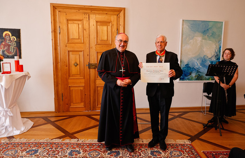 Orden für Franz Küberl / Sonntagsblatt/Gerd Neuhold, Gerd Neuhold Diözesanbischof WIlhelm Krautwaschl überreichte Franz Küberl den päpstlichen Gregoriusorden für seine Verdienste um die steirische katholische Kirche.