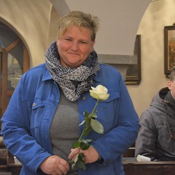 Eine Rose für Sigrid Hofmann als Dank für die Gestaltung der Osterkerze mit den Erstkommunionkindern.