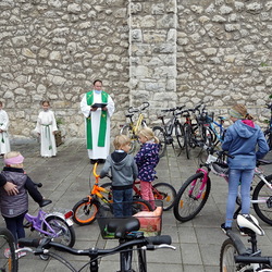 Nach der Heiligen Messe fand am Kirchplatz in Weißkirchen eine Fahrradsegnung durch Pfarrer Gerald Wimmer statt.