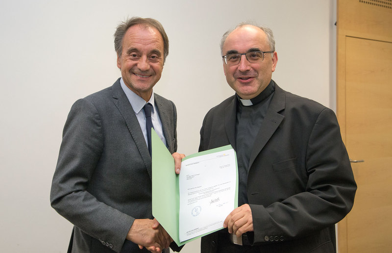 Peter Hochegger, Vorsitzender des Fonds für Arbeit und Bildung mit Bischof Wilhelm Krautwaschl bei einer Kuratoriumssitzung. (Archiv) / Sonntagsblatt