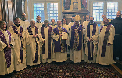 Bruder Adam im Kreis seiner Ordensbrüder