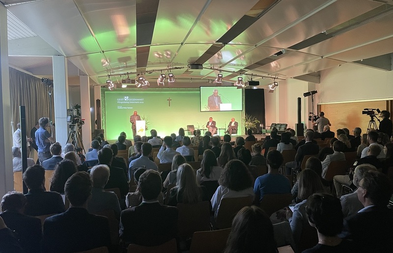 Katholische Kirche Steiermark Das Interesse am 10. Pfingstdialog im Schloss Seggau war groß; nicht nur beim Vortrag von Kardinal Peter Turkson.