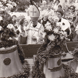 GV Rosenberger segnet die Kirchenglocken.