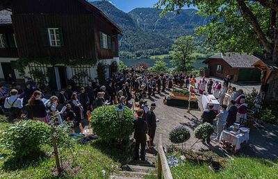 Das Requiem fand im Familienkreis vor der Traumkulisse des Grundlsees statt und wurde live gestream.
