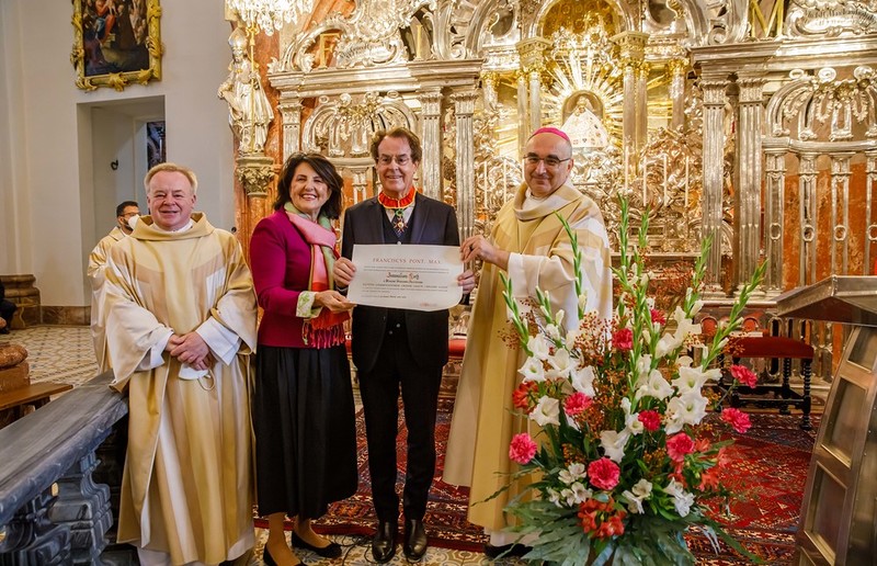 SONNTAGSBLATT, Gerd Neuhold Superior Michael Staberl, Margret und Hans Roth sowie Diözesanbischof Wilhelm Krautwaschl bei der Übergabe des Gregoriusordens in Mariazell