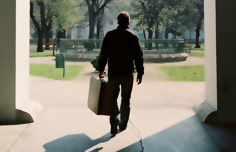 Ein Koffer mit den wichtigsten Habseligkeiten - oft ist den Flüchtlingen nicht mehr geblieben. / Foto: Caritas / Schmidt-Chiari