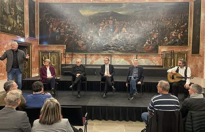 Nachdenkliche, aber gute Stimmung zu ernsten Themen: Kamingespräch der Katholischen Arbeiternehmerinnen- und Arbeiterbewegung zu den Krisen unserer Zeit.