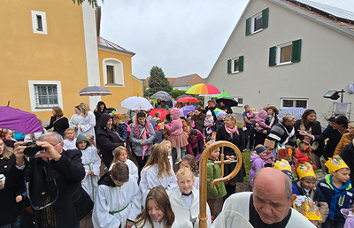 Auch das schlechte Wetter konnte die Bevölkerung nicht abhalten, mitzufeiern