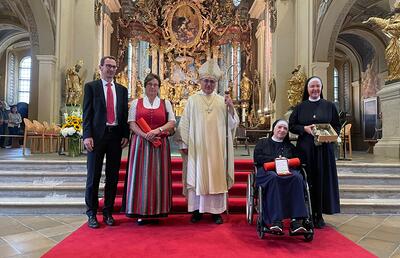 Dank an Generaloberin Sr. Marianne Schuh CCIM (rechts vom Bischof) und die Geschäftsführerin des Marienkrankenhauses Manuela Holowaty; Bitte um Segen für die neue Generaloberin Sr. Mirjam Schmedler CCIM (re. außen) und Bertram Gangl (links)