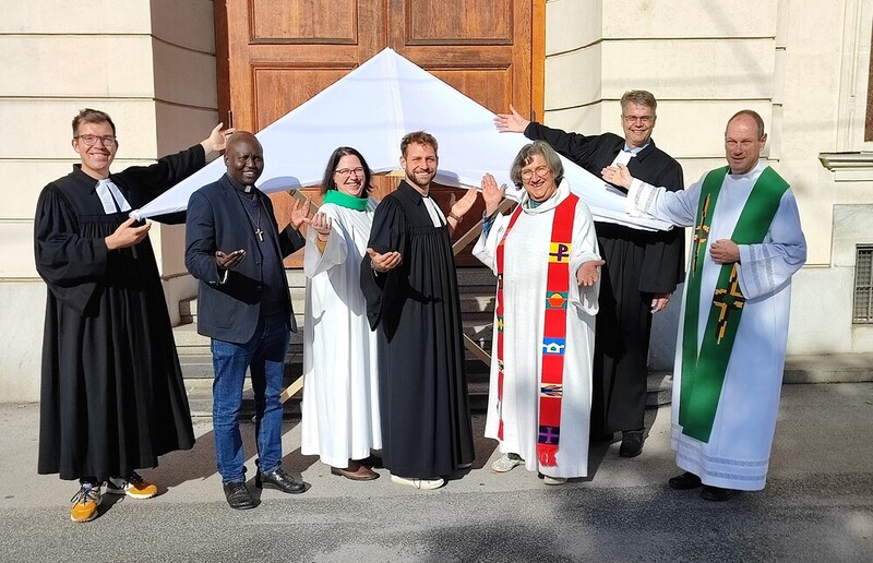 In Graz dabei sind (v.l.n.r.): Pfarrer Friedrich Eckhardt (evangelisch), Pater Moses Otii (römisch-katholisch), Pastoralreferentin Elisabeth Fritzl (römisch-katholisch), Pfarrer Marcus Hütter (evangelisch), Pfarrerin Regina Lechner (altkatholisch), S