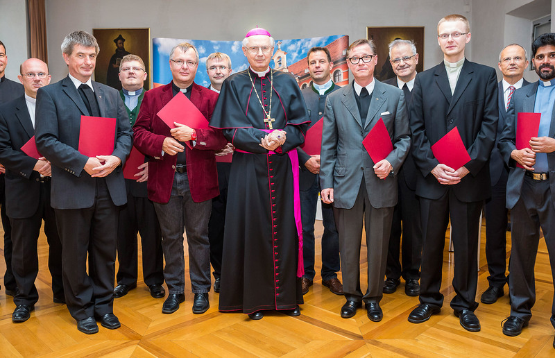 Christoph Wiesler/Martin Waltersdorfer/Alois Schlemmer/Mario Brandstätter/Martin Trummler/Boguslaw Swiderski/Diözesanbischof Kapellari/Robert Strohmaier/Markus Plöbst/Generalvikar Schnuderl/Adrian Czobot/Kanzler Pregartbauer/Joseph Mangalan-Kochupylo / Sonntagsblatt