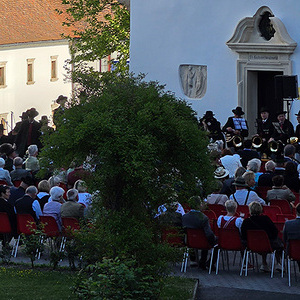 Beginn des festlichen Sonntags im Innenhof des Schlosses 