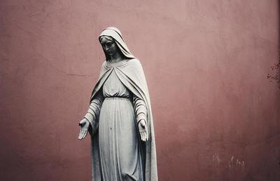 Am 25. März ruft Papst Franziskus die Welt auf, die Ukraine und Russland Maria anzuvertrauen. 