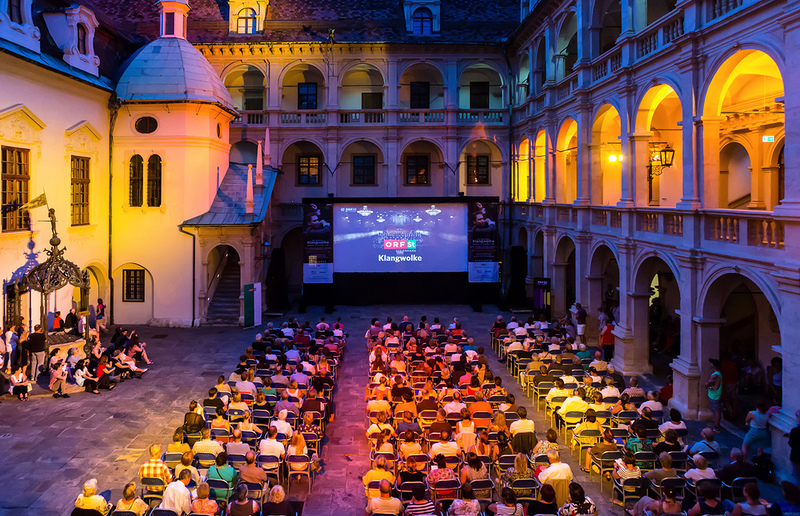© Regine Schöttl Als wäre man live dabei. In mehreren Kirchen gibt es am 20. Juli die Möglichkeit des Public Viewings – wie hier im Grazer Landhaushof.
