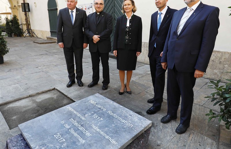 Gedenksteinverlegung v.l.n.r. LH H. Schützenhöfer, Bischof W. Krautwaschl, Präsidentin zum steir. Landtag, Bettina Vollath, Superintendentialkurator M. Axmann, Superintendent H. Miklas / Foto: Plankenauer