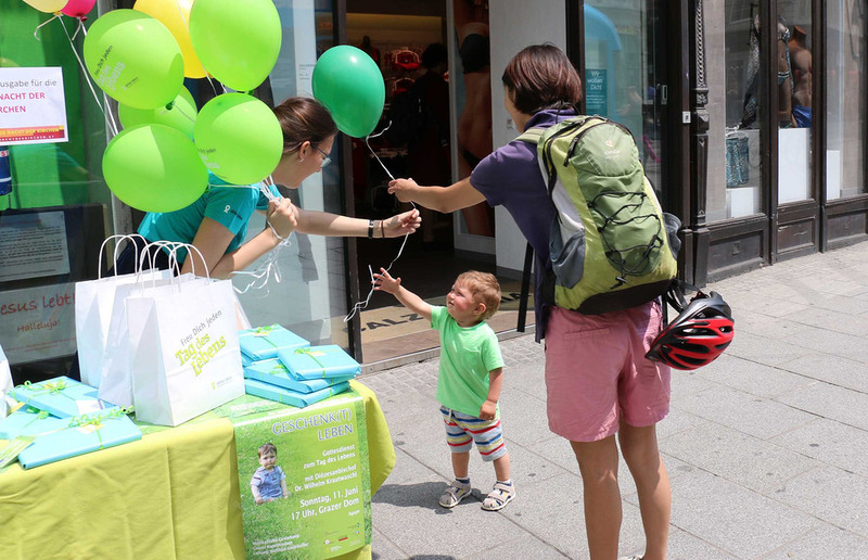 Der Aktionsstand des Arbeitskreises Umfassender Schutz des Lebens - aktion leben erfreut sich jedes Jahr großer Beliebtheit.