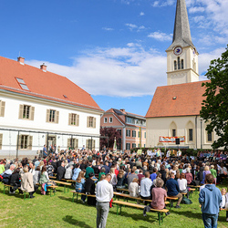 Festmesse und Segnung des neu renovierten Pfarrhofes in Dobl mit Weihbischof Johannes Freitag.