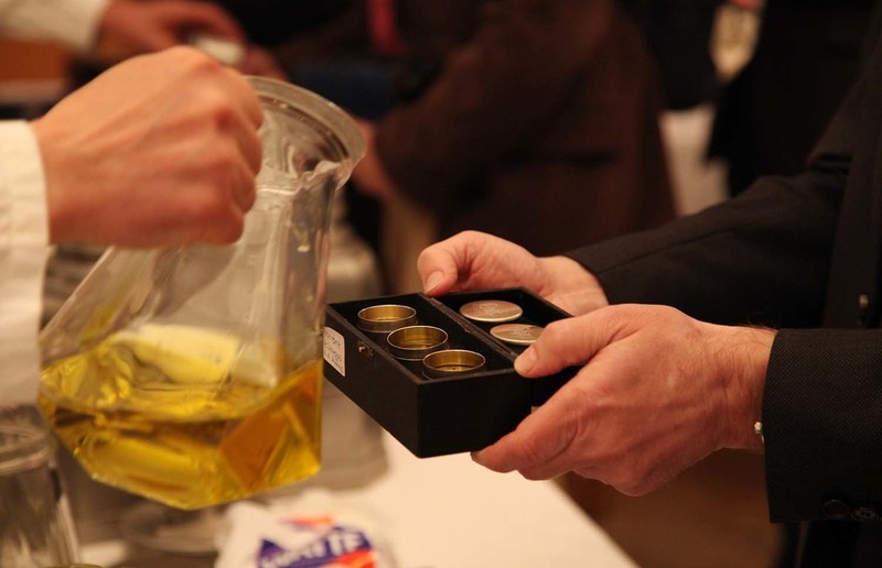 Foto: Gerd Neuhold, Sonntagsblatt Priester und Diakone erhalten die geweihten Öle , welche eine besondere Bedeutung bei verschiedenen kirchlichen Feiern haben.