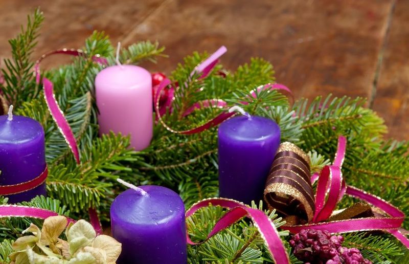 Die rosa Kerze wird am dritten Adventsonntag, dem Sonntag Gaudete (lateinisch für Freuet euch!), entzündet.