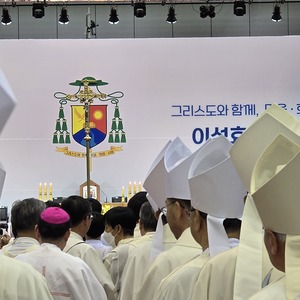 Fast alle lebenden 40 Bischöfe aus Korea nahmen mit dem Apostolischen Nuntius an der Amtseinführung teil