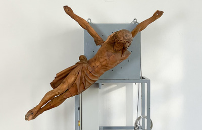 Manfred Erjautz: Your Own Personal Jesus, 2012–16. Durch  das Funksignal (DCF 77) des Langwellensenders in Mainflingen gesteuerte Turmuhr mit schleichender Sekunde; Christus-Corpus, geschnitzt, mit Bier getönt, Allgäu um 1880. KULTUMdepot Graz