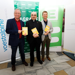 Thomas Bäckenberger (Generalsekretär Weg2018), Bischof Wilhelm Krautwaschl und Kurator Johannes Rauchenberger präsentieren das umfangreiche Jubiläumsprogramm im Rahmen einer Pressekonferenz.