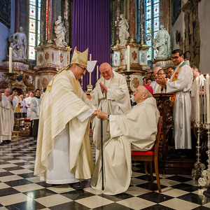 2019: Bischof Wilhelm Krautwaschl gratuliert Altbischof Johann Weber bei der Chrisammesse in der Grazer Stadtpfarrkirche