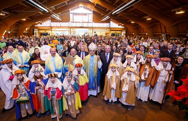 SONNTAGSBLATT, Gerd Neuhold Hier waren die Könige die Prominenz: SternsingerInnen aus Graz und der West- und Südsteiermark mit BIschof WIlhelm Krautwaschl und Landeshauptmann Herrmann Schützenhöfer.