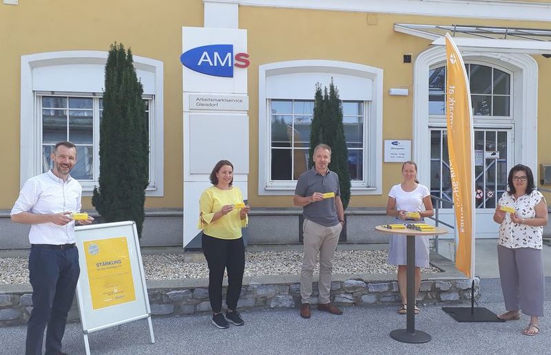 Andrea Schwarz Süße Stärkung: Bernhard Schwarzenegger, Fonds für Arbeit und Bildung, Anneliese Kober, AMS-Beraterin, Gottfried Walter, AMS-Geschäftsstellenleiter, Katrin Brottrager und Anita Fenz, Pfarre Gleisdorf, verteilten Schokolade vor dem AMS Gleisdorf.