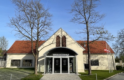 Außenansicht des fertiggestellten 'Spiegelgitterhaus Gleisdorf', das vom KULTUM aus betreut wird. 