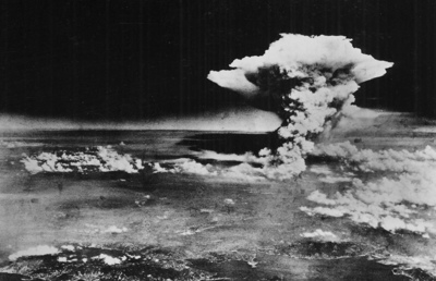 Pilzwolke über Hiroshima. Von der Bombe ging eine Hitze von mehr als 1.000 Grad Celsius aus – sogar der Asphalt auf den Straßen brannte.
