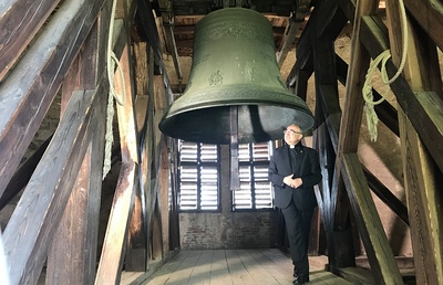 Die Seggauer Liesl, hier mit Diözesanbischof Wilhelm Krautwaschl, ist die zweitmächtigste Glocke in der Diözese Graz-Seckau.