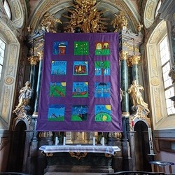 Fastentuch Pfarre Pinggau; Idee: Dipl. Päd. RL Margret Stögerer, Ausführung: Schüler:innen der Volksschule mit Dir. Ida Steiner