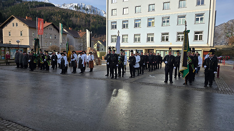 Die Knappschaftsvereine vor der Fahnenabgabe