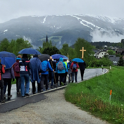 10 Pfarren machen eine Wallfahrt nach Mariapfarr im Lungau.