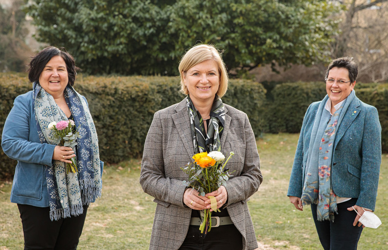 Sonntagsblatt, Gerd Neuhold Christiane Sprung-Zarfl (Mitte) leitet ab sofort das IFP - am Bild mit ihrer Vorgängerin Astrid Polz-Watzenig (links) und Anna Hollwöger (rechts).