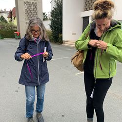 Als Zeichen der Verbundenheit erhielt jede Teilnehmerin ein Segensband