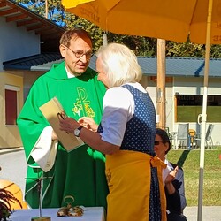 Vikar Gerhard Hatzmann überreicht Margret Hofmann die 'BEAUFTRAGUNG ZUR LEITUNG VON WORT-GOTTES-FEIERN'.  Verlängert auf 5 Jahre.