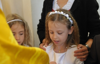 Elena bei ihrer Erstkommunion. 