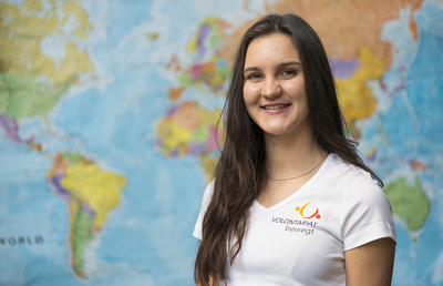Annika Buchner ist eine von neun Freiwilligen, die zum Wohl von Benachteiligten Kindern im Globalen Süden arbeiten werden. Ihr Ziel ist Ecuador.