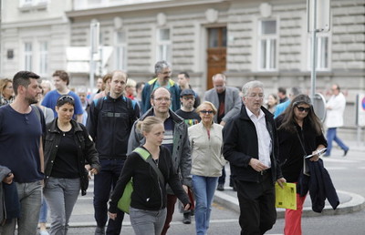 Im Vorjahr begaben sich viele sozial Interessierte und Engagierte auf den Weg der Barmherzigkeit mit Bernhard Pletz im Grazer Bezirk Lend. 