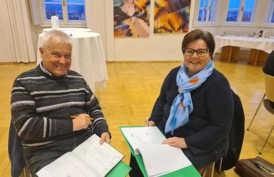 Tätigkeitsprofile helfen beim Planen von ehrenamtlichem Engagement - das hat Silvia Treichler festgestellt, hier bei der Arbeit mit Seelsorgeraumsleiter Friedrich Trstenjak.